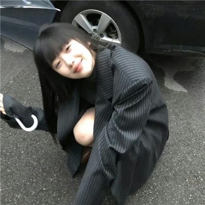 一位站立的人